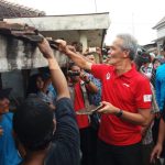 Gubernur Serahkan Bantuan Bedah Rumah di Rembang