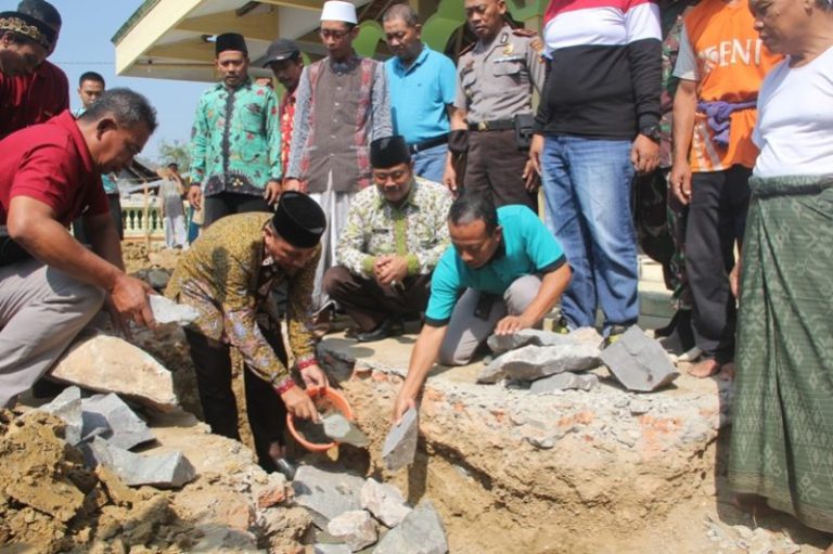 Letakkan Batu Pertama Pembangunan Masjid, Bupati Ingatkan Yang Ada Harus Dimanfaatkan Untuk Masjid