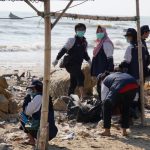 Mahasiswa KKN Undip di Kecamatan Sarang “Bersih Pantai ” bersama warga