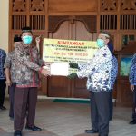 Guru SMA/SMK serahkan hasil penggalangan dana kepada GTPP Covid 19 Kabupaten Rembang